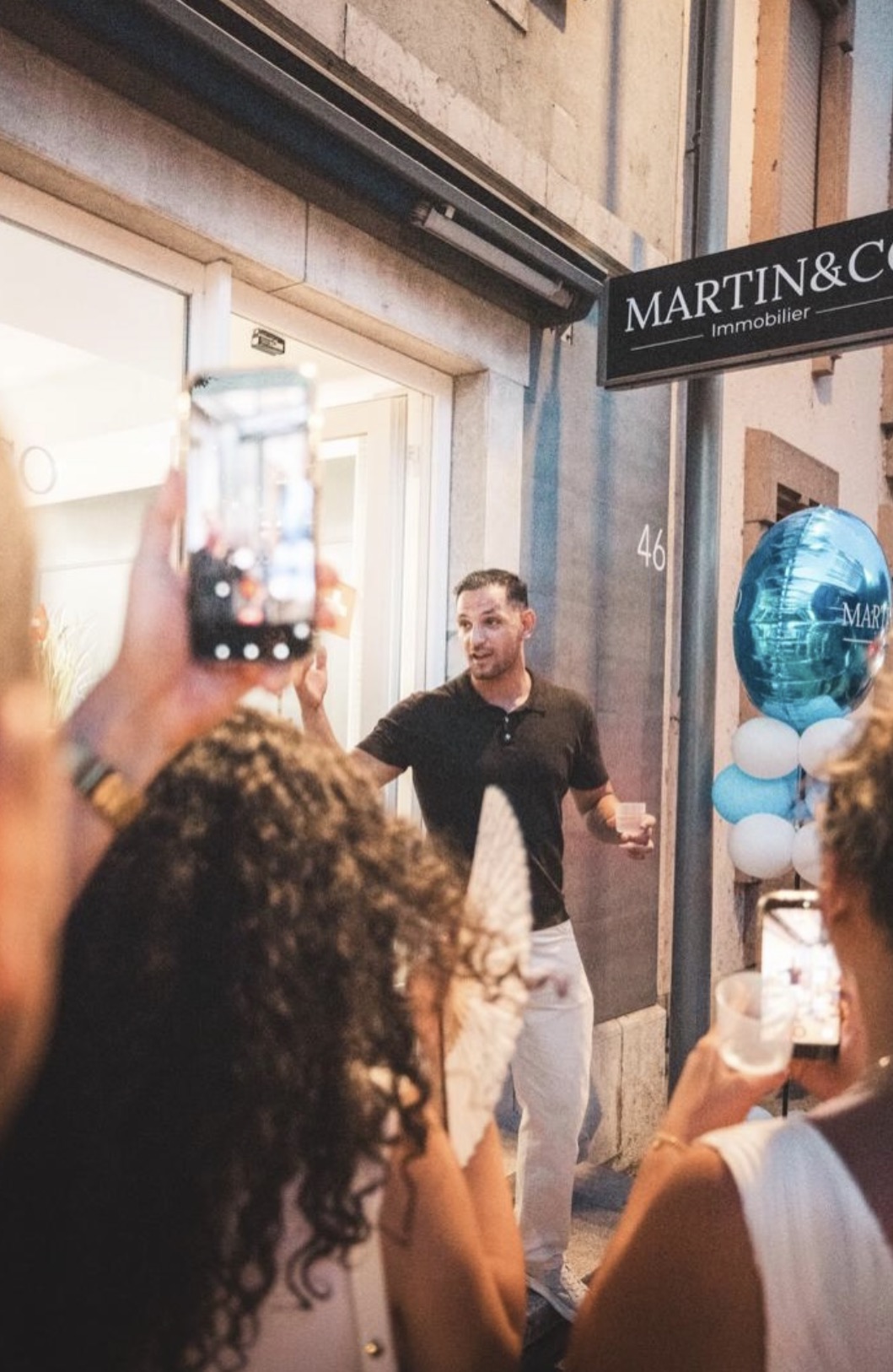 Toni Martin devant l’agence Martin&CO à Versoix