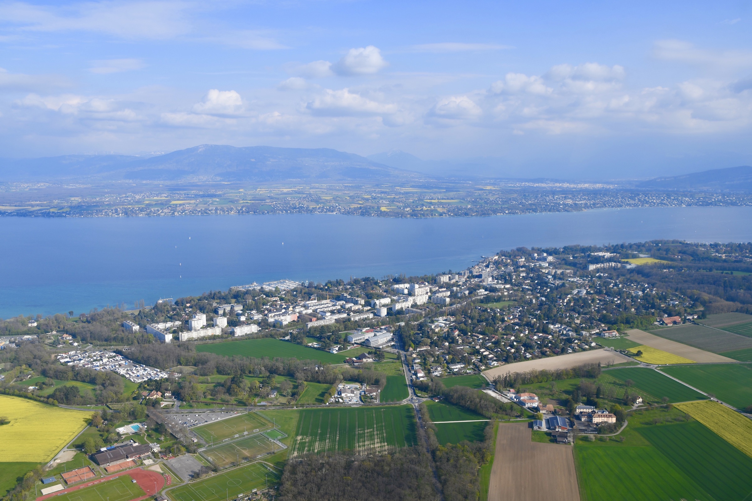 Vue aérienne de Versoix, du Léman et du Jura