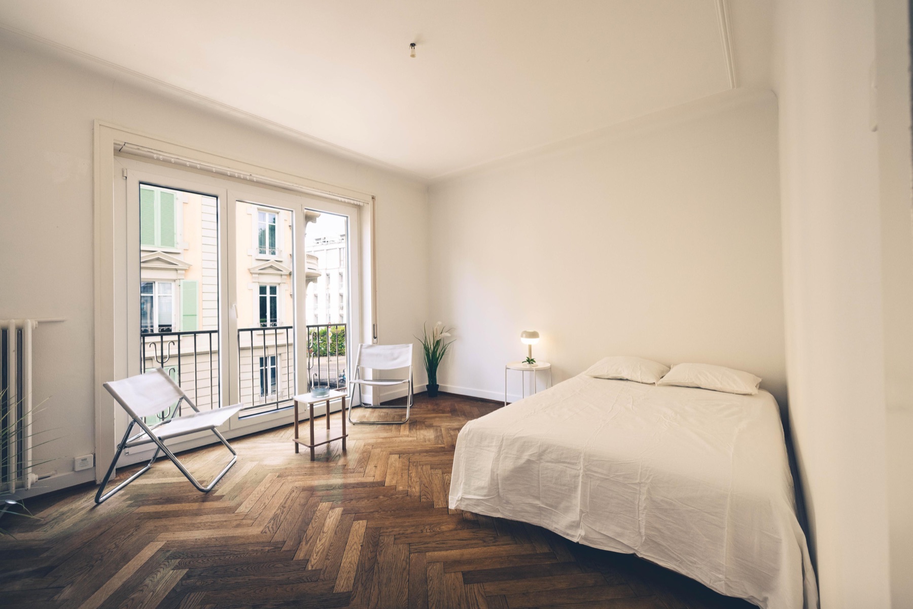 Chambre lumineuse d’un appartement meublé