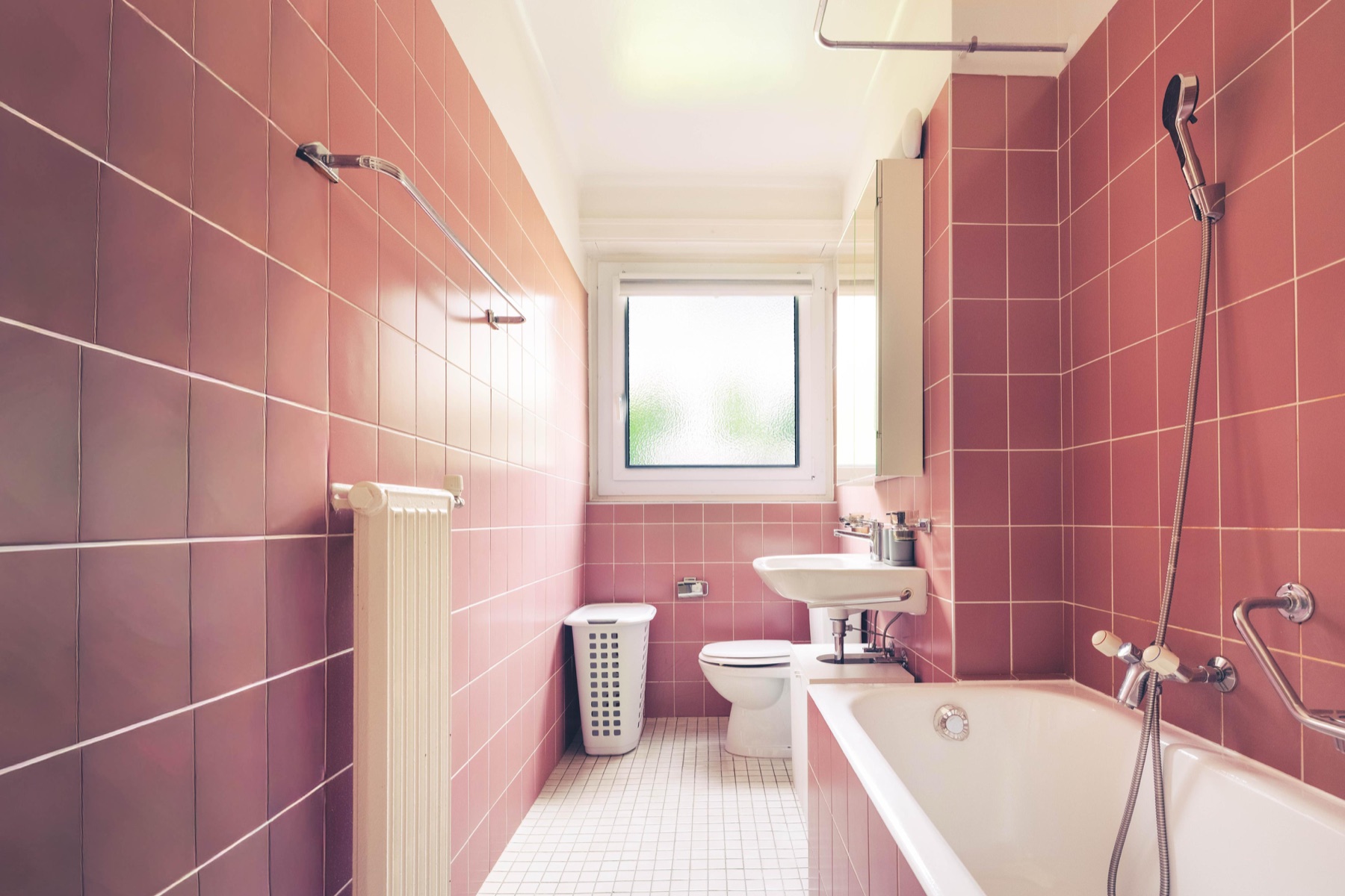 Salle de bains préparée dans un appartement meublé